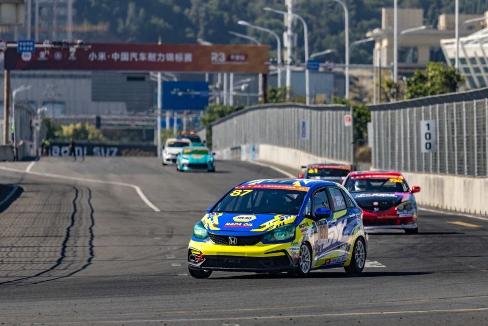 曾多次遇到, 跌落到赛场, 懈追赶